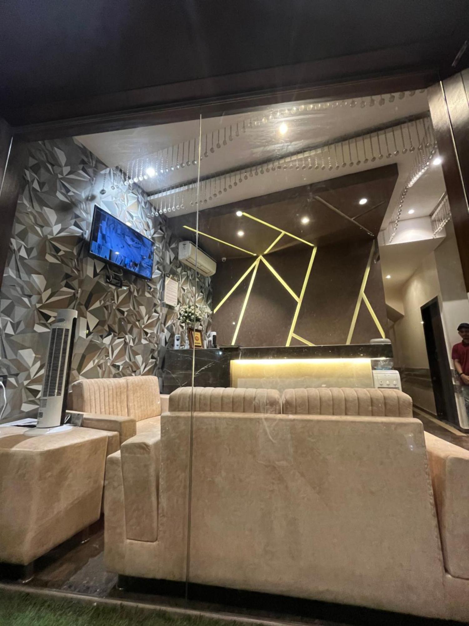 Hotel Meriton Mumbai International Airport T-2 Exterior foto